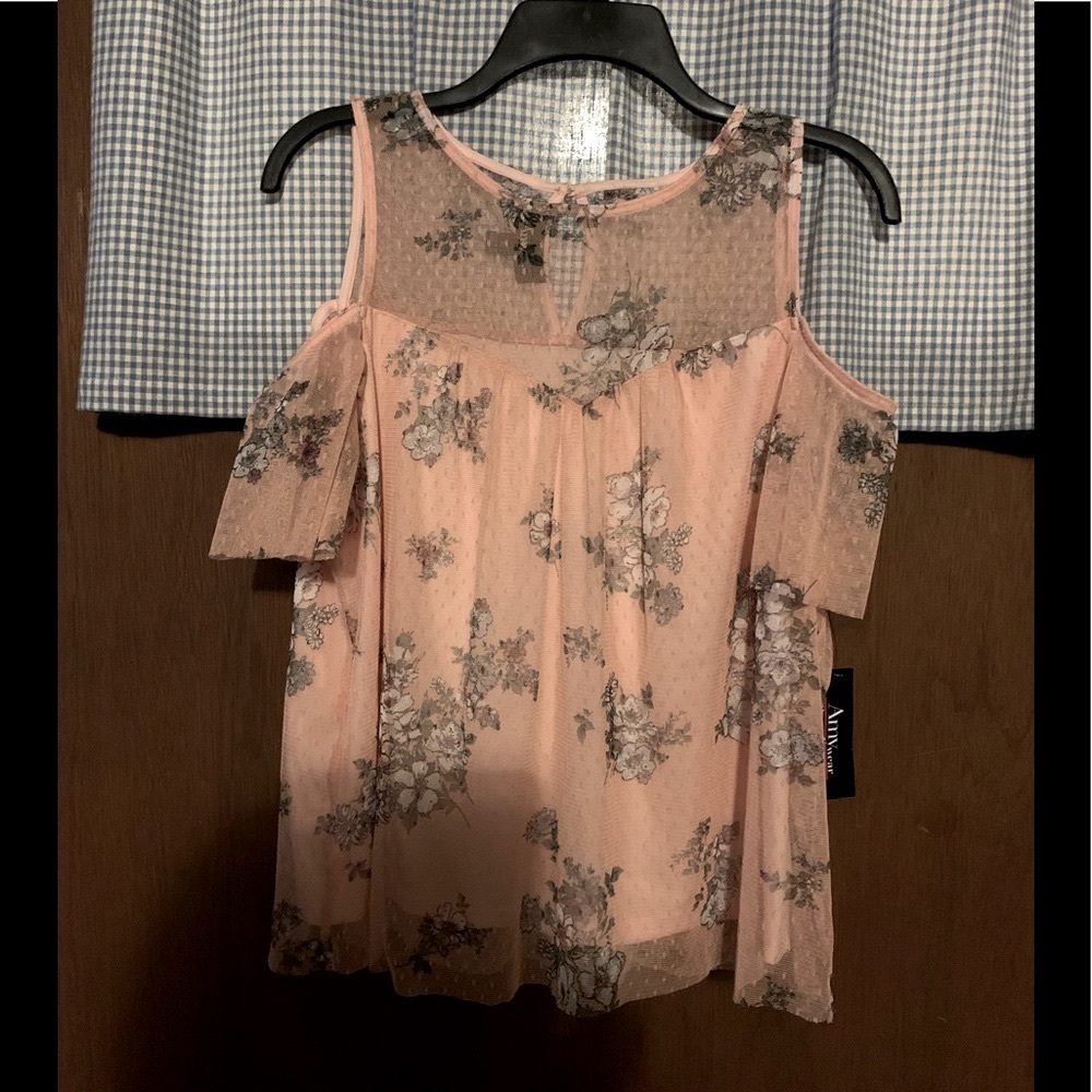 AmyWear Floral Cold Shoulder Top   NWT